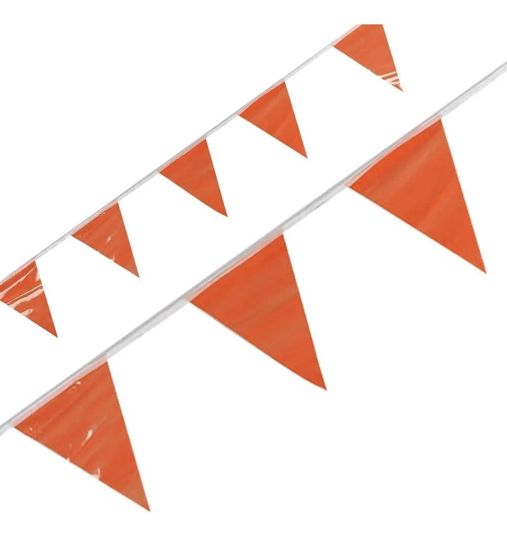 Tira de banderines triangulares de seguridad color naranja con guía de rafia blanca, ideal para señalización de peligro en construcción, excavaciones, obra civil, carreteras y protección de seguridad en perímetros, largo total de 50m con 84 banderines. Tira de banderines triangulares de seguridad color naranja con guía de rafia blanca, ideal para señalización de peligro en construcción, excavaciones, obra civil, carreteras y protección de seguridad en perímetros, largo total de 50m con 84 banderines.